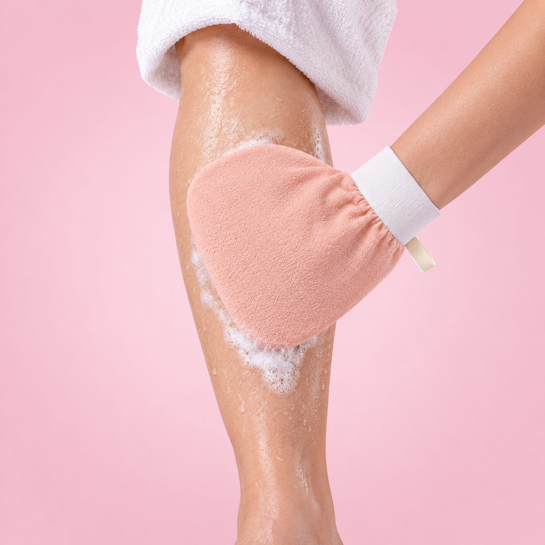 Gant exfoliant utilisé sur la jambe avant le rasage