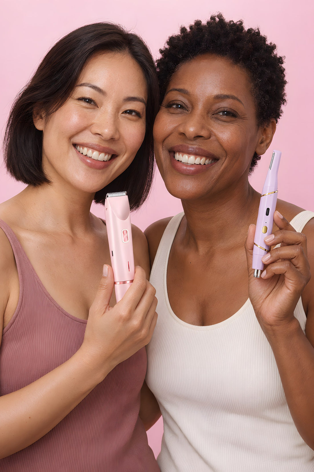 Deux femmes souriantes avec les rasoirs Douvely