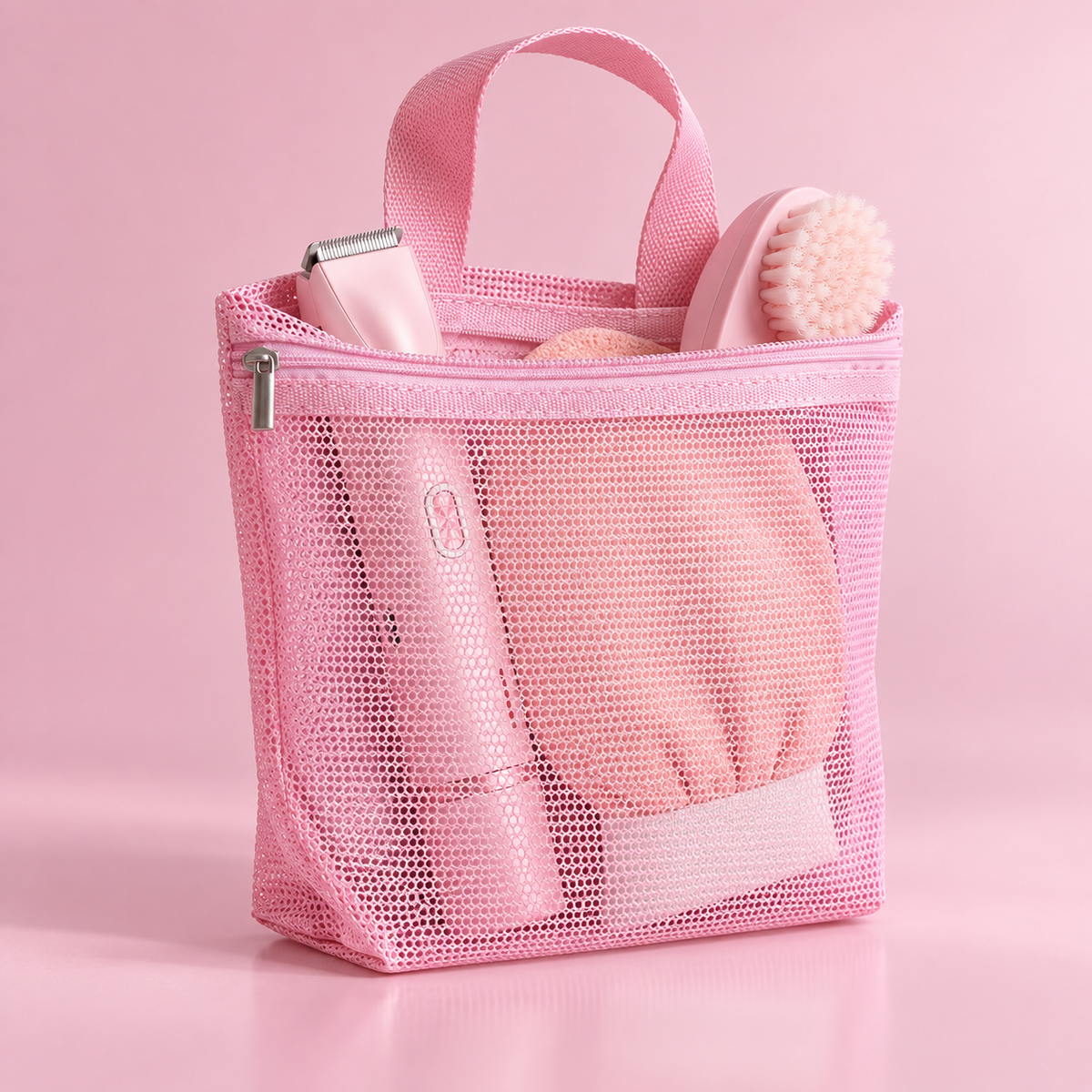 Trousse en maille remplie d'accessoires